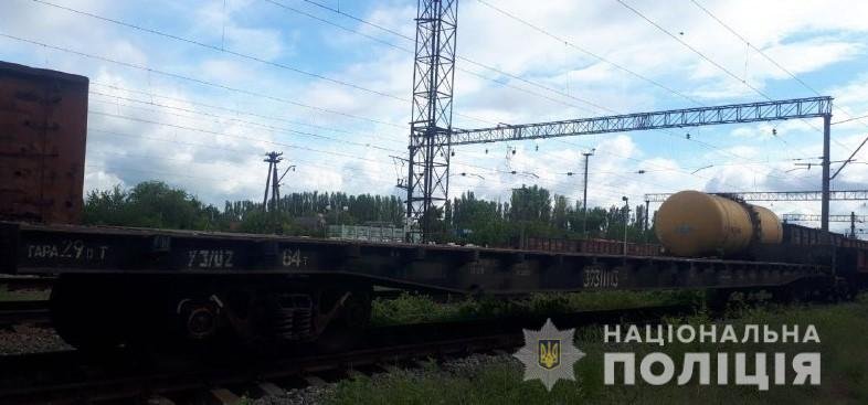 В Запорожье задержали мужчину, который разбирал на лом вагоны подвижного состава