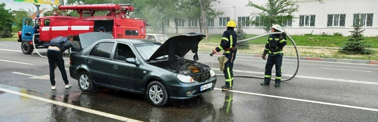 В Мелитополе во время движения загорелся автомобиль