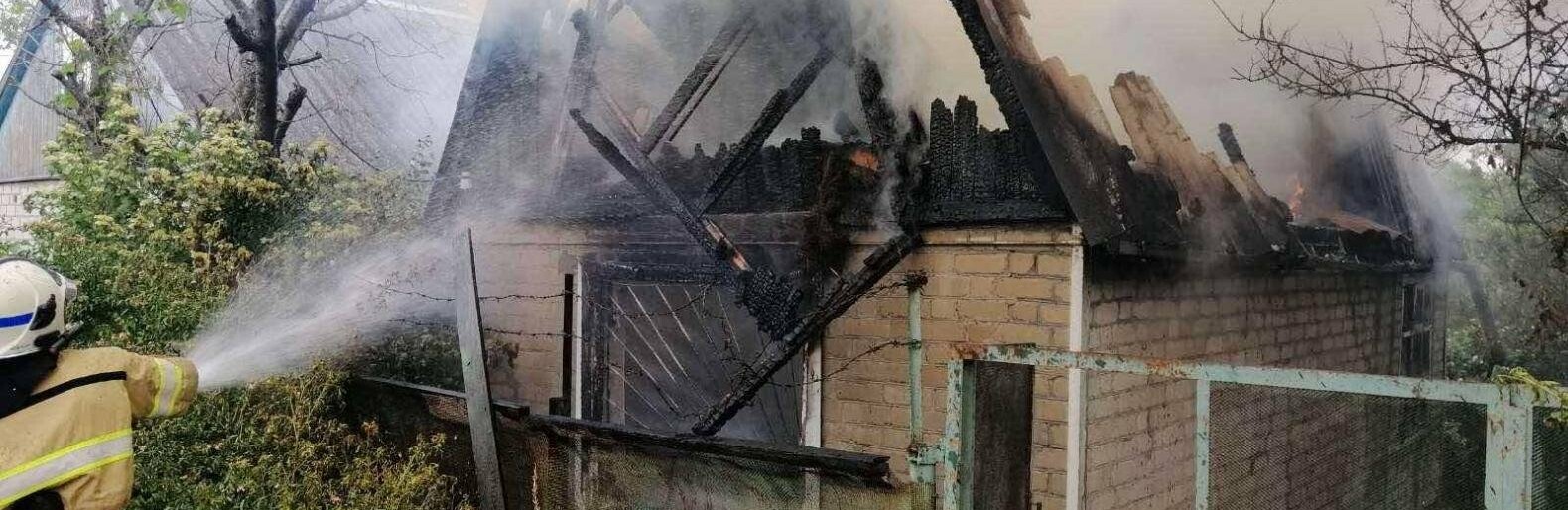 В Бердянске 12 спасателей тушили пожар на территории садового товарищества
