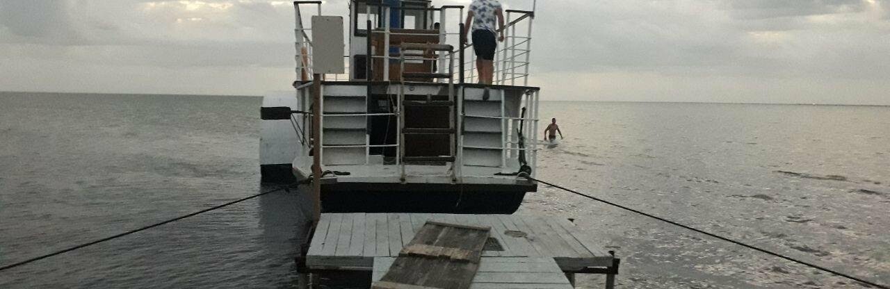 Буксировали к берегу 2 часа: подробности спасения катера с пассажирами, который унесло в Кирилловке