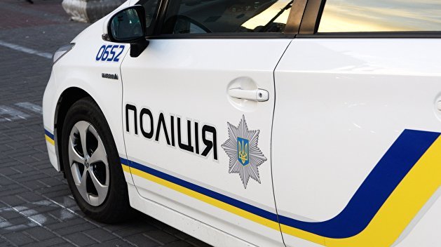 Запорожские патрульные помогли мужчине сопроводить в больницу мать, которая наглоталась неизвестных таблеток