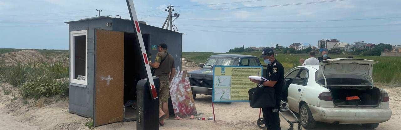 Запорожская полиция демонтировала незаконный шлагбаум на острове Бирючий, - ФОТО