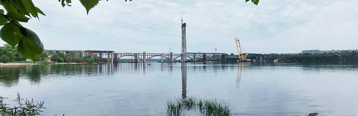Запорожские мостостроители соединили пилон вантового моста с левым берегом Днепра, - ФОТО