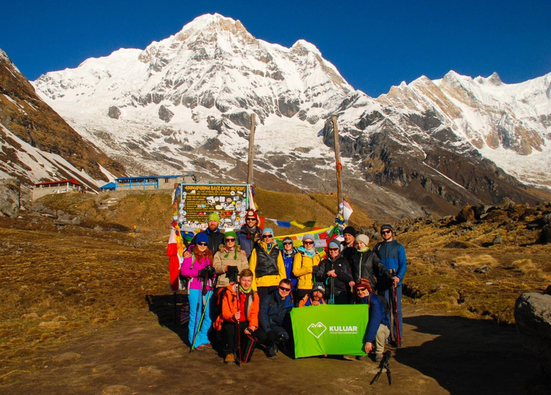 Команда Kuluar на треке к Аннапурне, фото на фоне снежных Гималаев