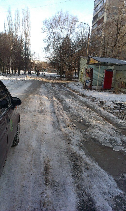ФОТОФАКТ: В Запорожье не отремонтированная дорога во дворах превратился в почти не проездное месиво (фото) - фото 1