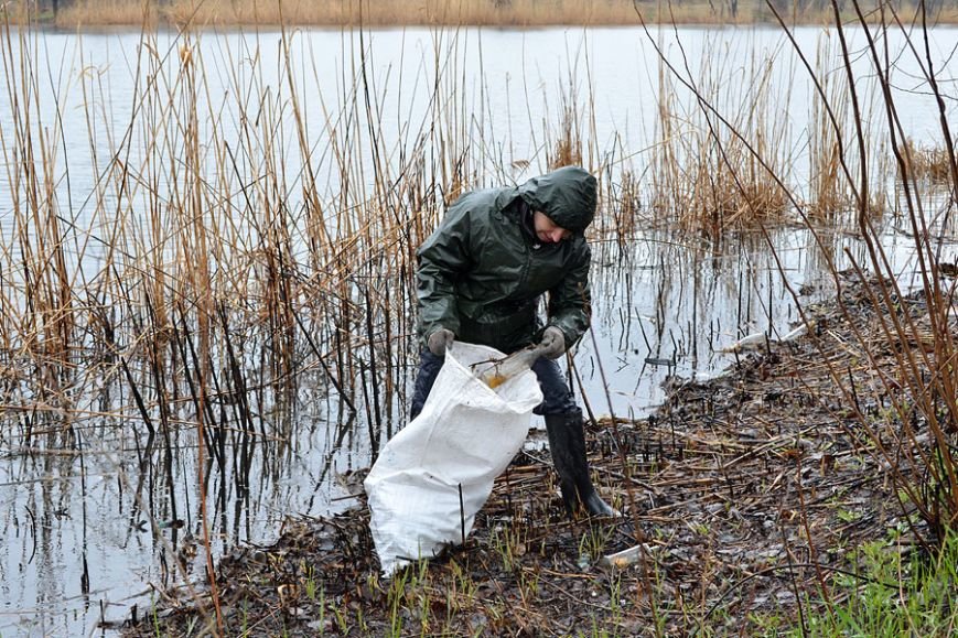 Запорожские рыбаки навели чистоту на Гребном канале (фото) - фото 1