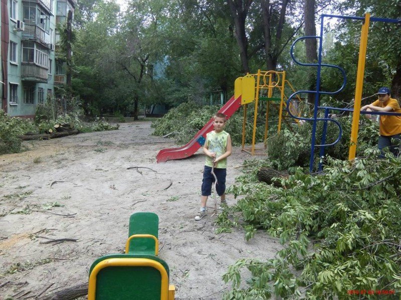 Коммунальщикам на заметку: разбитая дорога на Анголенко, заваленная деревьями детская площадка, и другие неприятности (ФОТО) (фото) - фото 3
