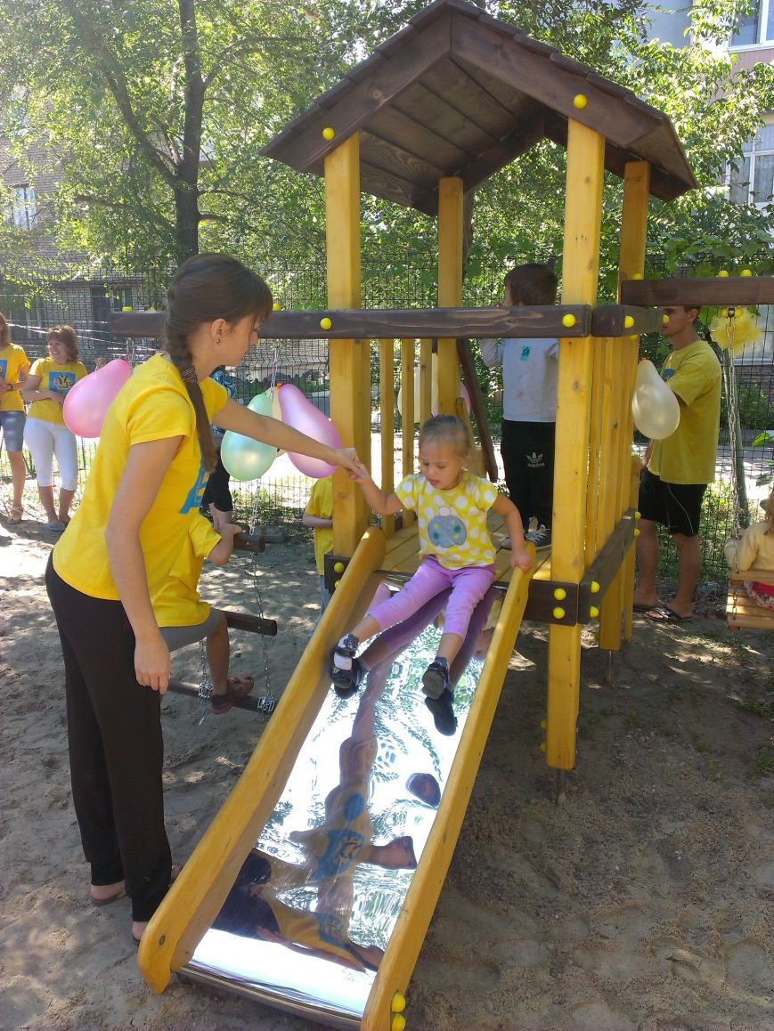 Запорожский меценат помог оборудовать детскую площадку для особенных детей (фото) - фото 1