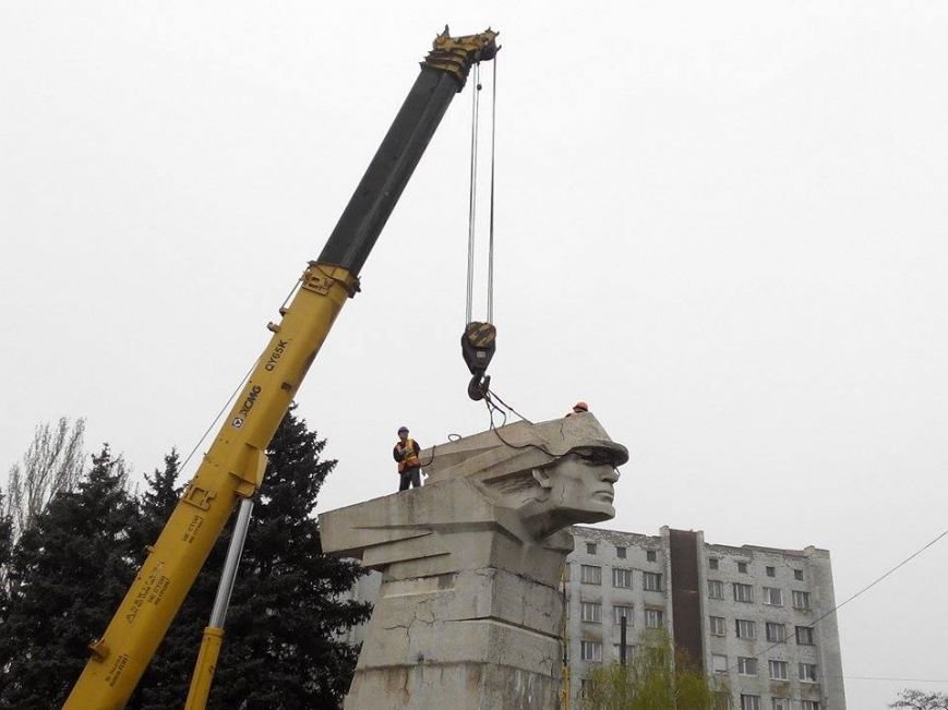 "Фантомас" - все: в Запорожье демонтировали памятник комсо..., фото-1 "Фантомас" - все: в Запорожье демонтировали памятник комсомолу (ФОТО), фото-1