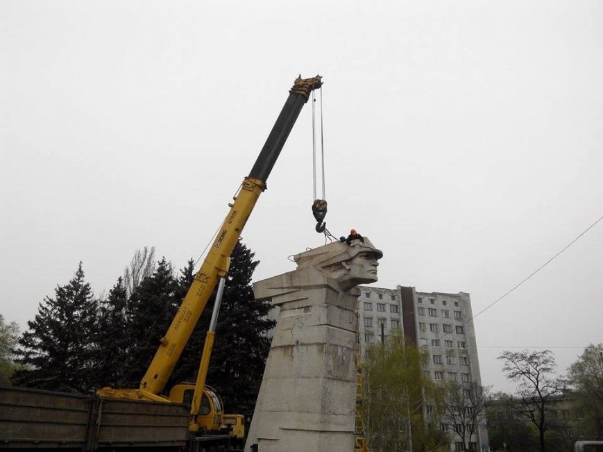 "Фантомас" - все: в Запорожье демонтировали памятник комсо..., фото-2 "Фантомас" - все: в Запорожье демонтировали памятник комсомолу (ФОТО), фото-2